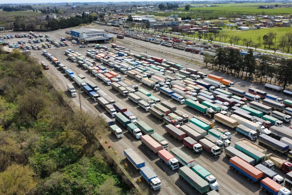 Camiones formados en una terminal esperando su horario de descarga