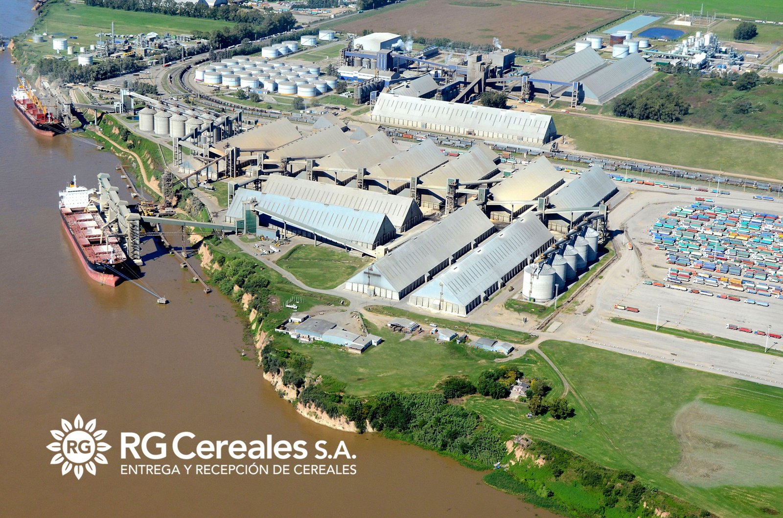 Vista aérea de la terminal portuaria con buques, silos y acopio de contenedores